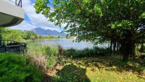 Blick auf einen Fluss von der Seite eines Hauses in der Unterkunft Pearl Valley Golf Lodge - loadshedding free in Simondium