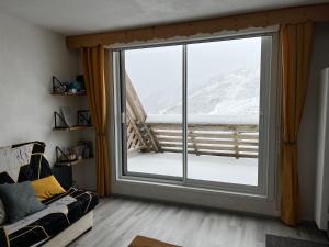 een woonkamer met een groot raam met uitzicht bij Studio cabine Piau-Engaly au pied des pistes in Aragnouet