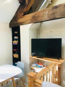 een woonkamer met een flatscreen-tv aan de muur bij Black Mountains Barn in Abergavenny