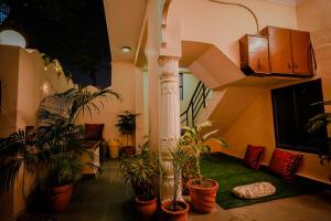 une chambre avec un tas de plantes en pot dans l'établissement KARNI VILAS, à Jaipur