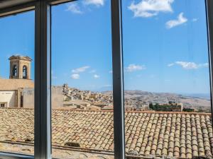 aus einem Fenster mit Stadtblick in der Unterkunft I colori della Sicilia NOBLESSE in Caltagirone