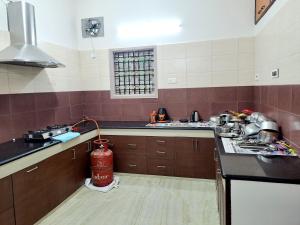 una cocina con una boca de incendios en el medio. en Airport 7min/rela 5min/Kitchen/AC/Wifi/Bedroom1 en Chennai