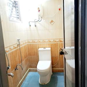 a small bathroom with a toilet and a shower at Airport 7min/rela 5min/Kitchen/AC/Wifi/Bedroom1 in Chennai