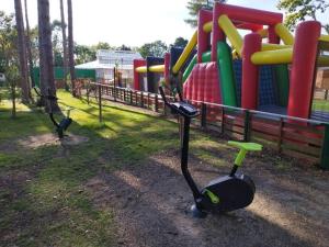 twee scooters staan geparkeerd naast een speeltuin bij Ô Coeur d'Eden ,2 mobilhomes l'Ôriginal et le BÔ'Aime in Piriac-sur-Mer