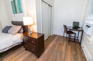 Ένα ή περισσότερα κρεβάτια σε δωμάτιο στο Stylish Apt - 2 Queen Bed - Easy Hospital Access