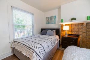 Ένα ή περισσότερα κρεβάτια σε δωμάτιο στο Stylish Apt - 2 Queen Bed - Easy Hospital Access +37 φωτογραφίες