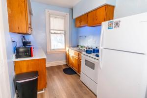 Η κουζίνα ή μικρή κουζίνα στο Stylish Apt - 2 Queen Bed - Easy Hospital Access
