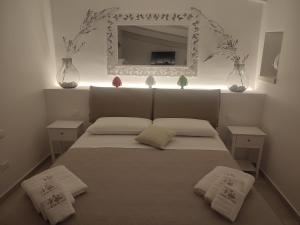 una camera da letto con un letto con uno specchio e due cuscini di La Relais del Trullo a Putignano
