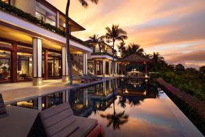 - une vue sur l'extérieur d'une villa avec une piscine dans l'établissement Andara Resort Villas, à Kamala Beach