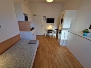 een klein appartement met een keuken en een woonkamer bij Zimmervermietung Berlin Mertens in Berlijn