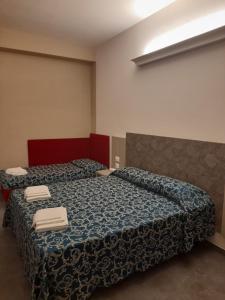 una habitación de hotel con 2 camas en una habitación en Hotel 2000 en Rímini