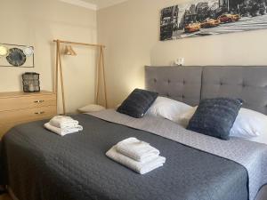 Ένα ή περισσότερα κρεβάτια σε δωμάτιο στο STING Apartments Havířov