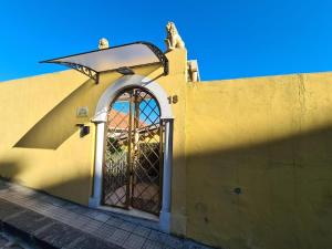 墨西拿的住宿－Casa di Persefone，黄色建筑,设有窗户门