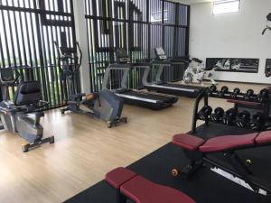 einen Fitnessraum mit mehreren Laufbändern und Trainingsgeräten in der Unterkunft MyStudio Imperio Home , Alor Setar with sky infinity pool in Alor Setar