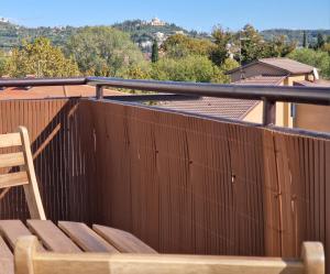維洛納的住宿－MARCO POLO APARTMENT，阳台顶部的木凳