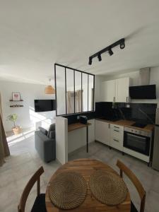 a living room with a table and a kitchen at Superbe Studio Centre Digne les bains in Digne-les-Bains