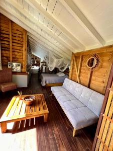 - un salon avec un canapé et une table dans l'établissement La Voile Grise - Villa de charme - Sea View, au Gosier