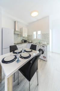 Η κουζίνα ή μικρή κουζίνα στο Luxury Beach Sea Front Guanarame +11 φωτογραφίες