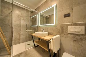 a bathroom with a sink and a shower at Mamin san in Cres