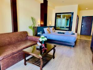 ein Wohnzimmer mit einem Sofa und einem Tisch in der Unterkunft Tara Palace Resort and SPA in Gangtok