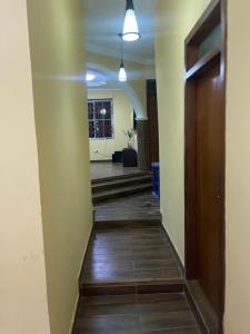 um corredor que leva a um quarto com uma porta em Coolzzy GM247 Homes-Accra Kwabenya Villas em Acra