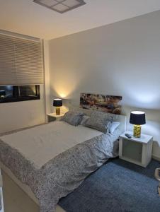 1 dormitorio con 1 cama grande y 2 lámparas en Alojamiento rural de lujo en Pedraza-Tejadilla, en Valleruela de Pedraza