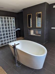 y baño con bañera blanca grande. en Alojamiento rural de lujo en Pedraza-Tejadilla, en Valleruela de Pedraza