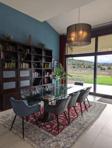 a dining room with a table and chairs on a rug at Alojamiento rural de lujo en Pedraza-Tejadilla in Valleruela de Pedraza
