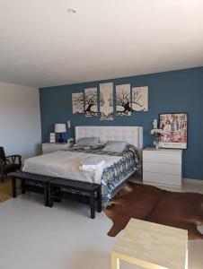 1 dormitorio con cama y pared azul en Alojamiento rural de lujo en Pedraza-Tejadilla, en Valleruela de Pedraza