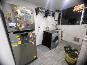 uma cozinha com um frigorífico e uma máquina de lavar roupa em Galeras 103 em Bogotá