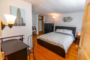 Un dormitorio con una cama y una mesa dentro. en Charming Guest House - Pittsburgh's Little Italy, en Pittsburgh