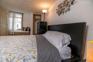 un dormitorio con una cama grande en una habitación en Charming Guest House - Pittsburgh's Little Italy, en Pittsburgh