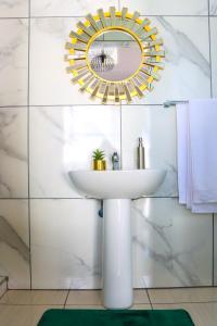 uma casa de banho com um lavatório e um espelho em Suite Boutique Lodge em Pretoria