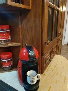 Una cafetera roja y negra colocada encima de un mostrador en Το σπίτι της Ολίβιας, en Volos