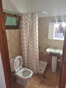 łazienka z toaletą i umywalką w obiekcie Miaritis rooms w mieście Kryonérion