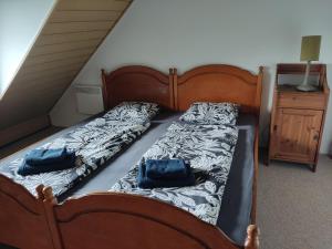 1 cama con 2 almohadas azules en una habitación en Peace & Beach House in Tihany, Sajkod, en Tihany
