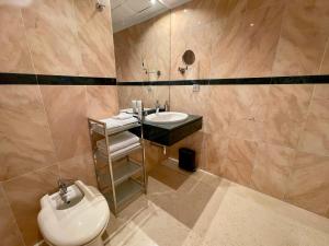 een badkamer met een toilet en een wastafel bij Beautiful flat with a wonderful view close to the beach in Marbella