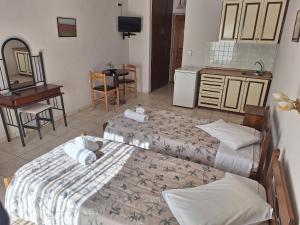 Postel nebo postele na pokoji v ubytování Miaritis rooms