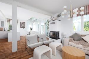 sala de estar con muebles blancos y chimenea en 5 rooms villa with heated pool and fireplace, 