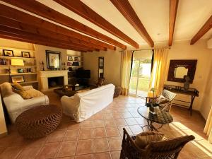 sala de estar con sofá y mesa en Chalet Villa Mediterránea a 75 metros de la playa. en Orihuela