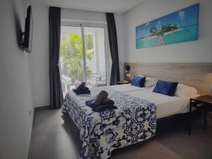 sypialnia z dwoma łóżkami z pluszowymi misiami w obiekcie Villa Palm Breeze w mieście Maspalomas