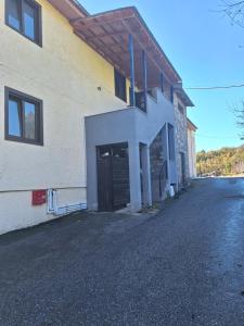 Budova, kde se aparthotel nachází