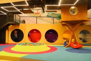 una sala de juegos para niños con suelo de juego y estructura de juego en Hotel Nacional, en Río de Janeiro