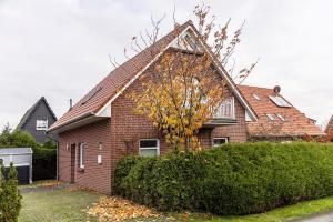 a red brick house with a gambrel roof at 50017 Haus Silbermöwe in Harlesiel