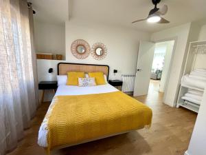 a bedroom with a bed with a yellow blanket at AZ El Balcón de Calixto in Zaragoza