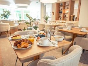 - une table avec petit-déjeuner dans un restaurant dans l'établissement Mercure Troyes Centre, à Troyes