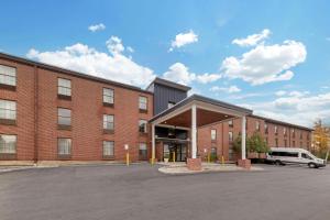 ein Backsteingebäude mit einem Parkplatz davor in der Unterkunft Comfort Inn Airport in South Portland