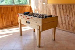 Suite Complejo Turistico Antu de Quillón في كيلون: طاولة كبيرة لخشبية في الغرفة