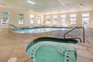 una gran piscina cubierta en un edificio con piscina en Comfort Inn & Suites Beaver - Interstate 15 North, en Beaver