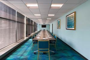 une longue salle de conférence avec une grande table et des chaises dans l'établissement Hyatt Place Tulsa/Downtown, à Tulsa